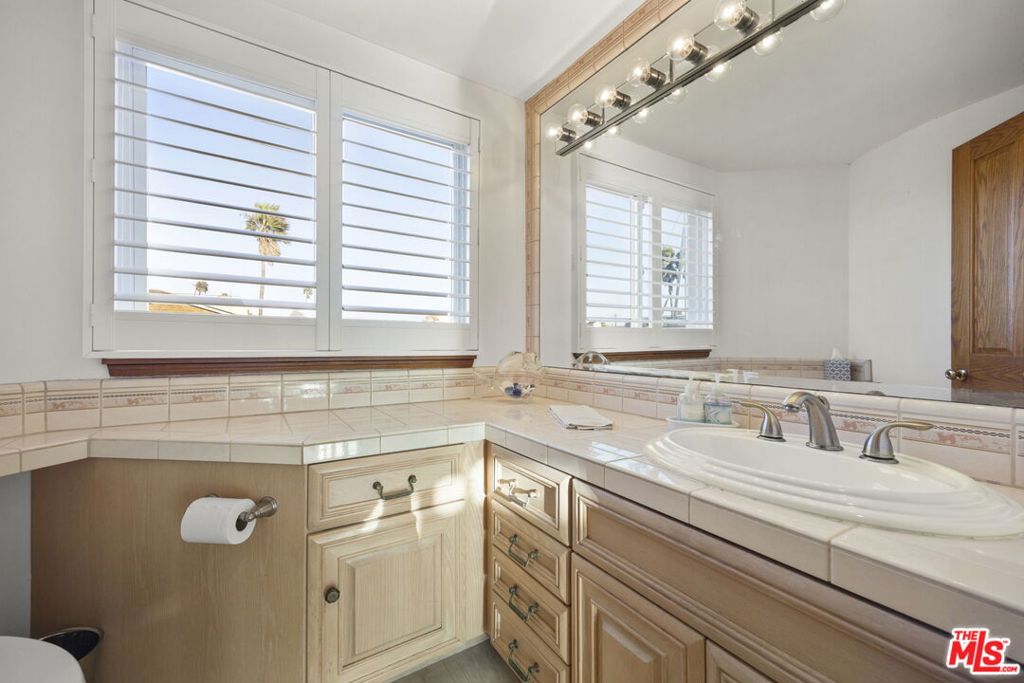 1005 Ocean Drive Property Photo 37