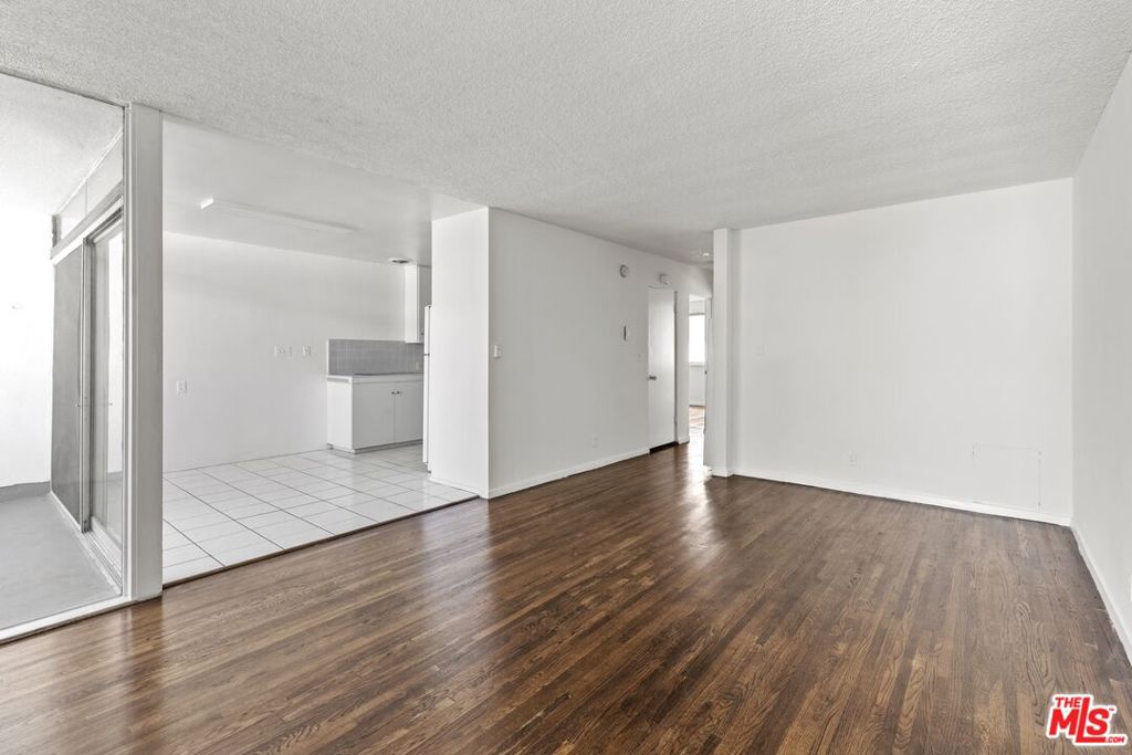 1233 Barry Avenue 201 Property Photo 2