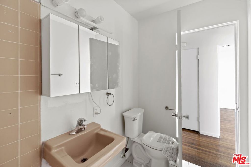 1233 Barry Avenue 201 Property Photo 3