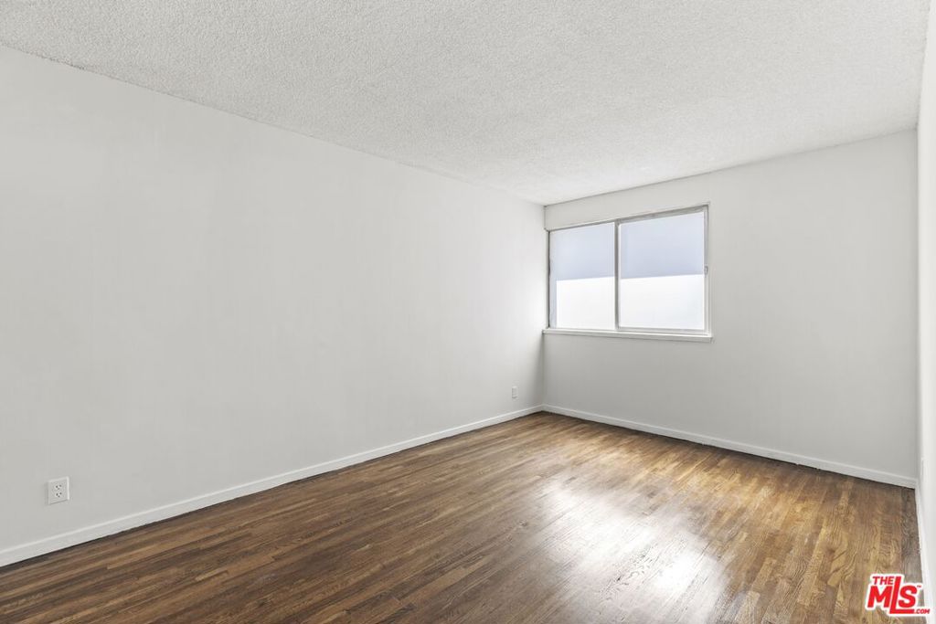 1233 Barry Avenue 201 Property Photo 4