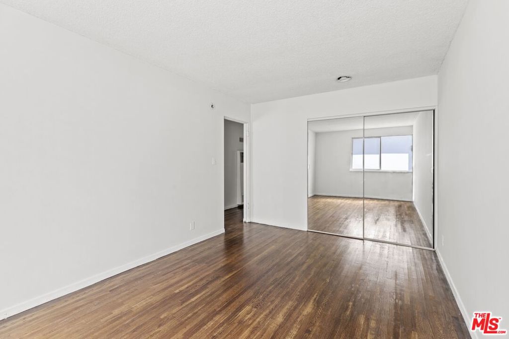1233 Barry Avenue 201 Property Photo 5
