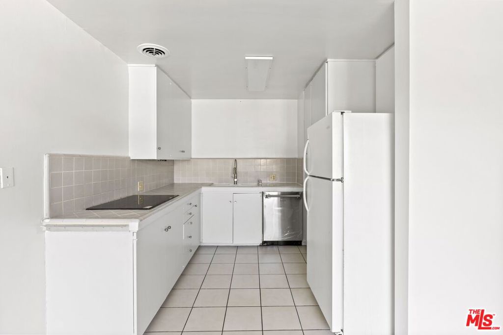 1233 Barry Avenue 201 Property Photo 10