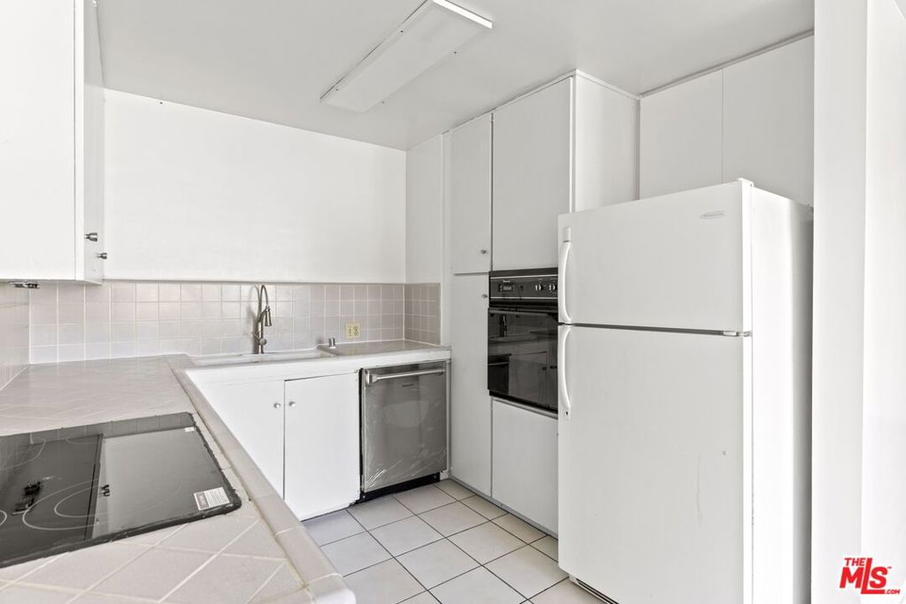 1233 Barry Avenue 201 Property Photo 11