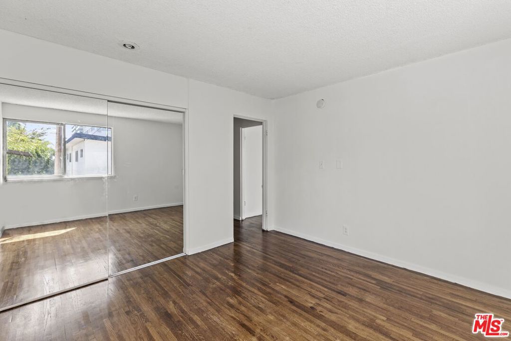 1233 Barry Avenue 201 Property Photo 14