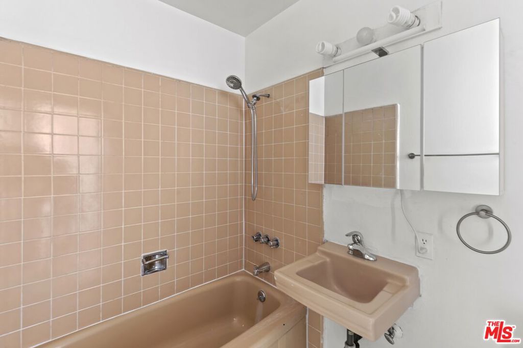 1233 Barry Avenue 201 Property Photo 15