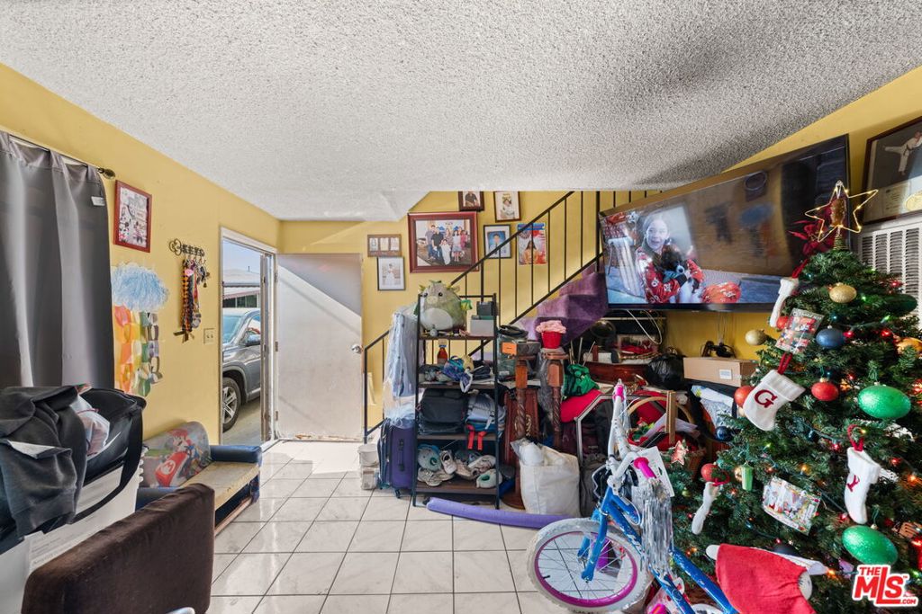 1114 S Kern Avenue Property Photo 28