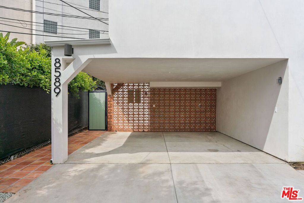 8587 Rugby Drive Property Photo 5