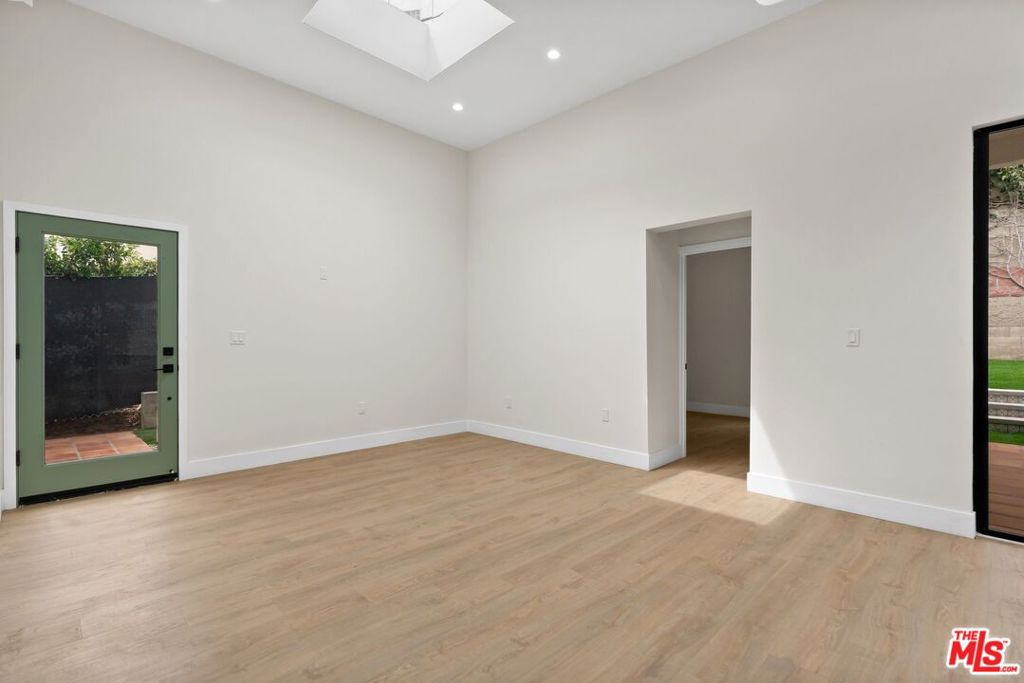 8587 Rugby Drive Property Photo 9