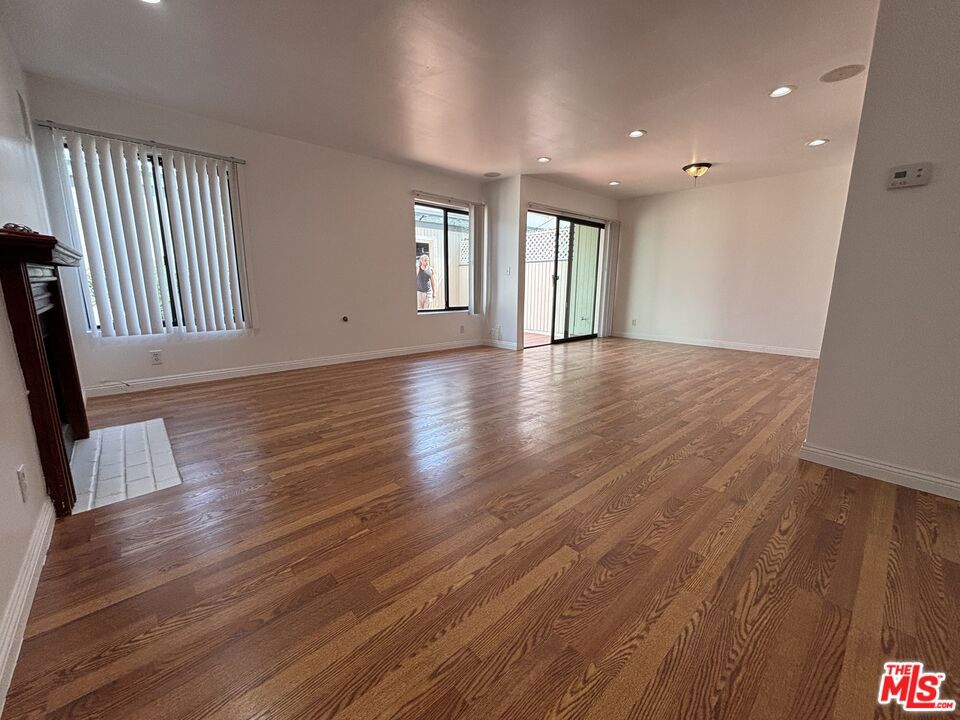 10574 Sunland Boulevard 2 Property Photo 3