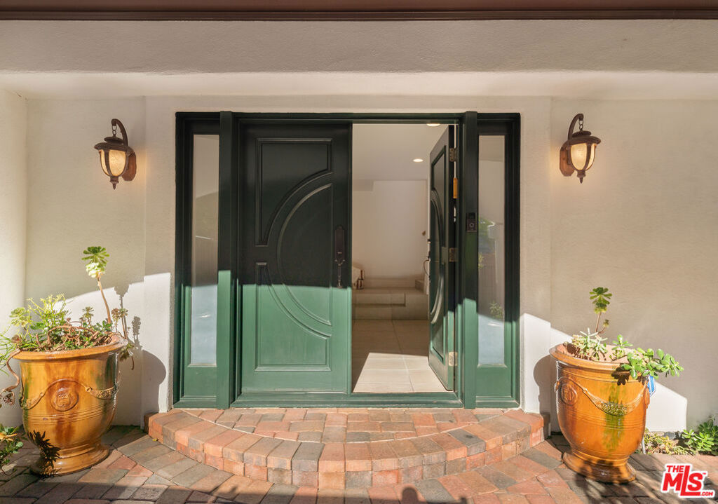 1508 N Beverly Glen Boulevard Property Photo 3