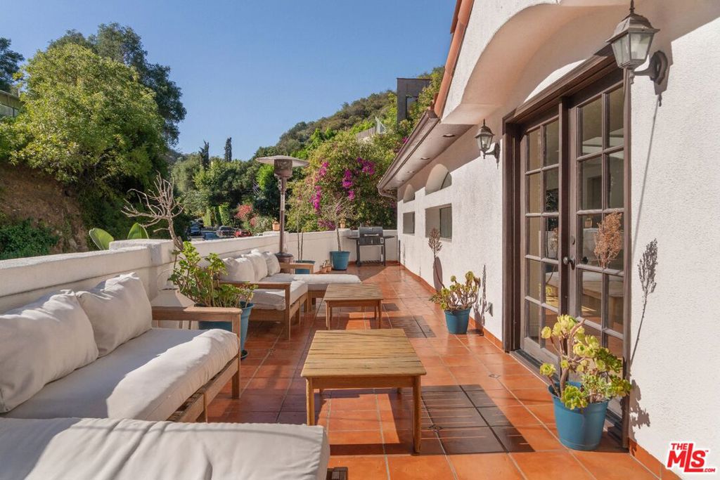 1508 N Beverly Glen Boulevard Property Photo 8