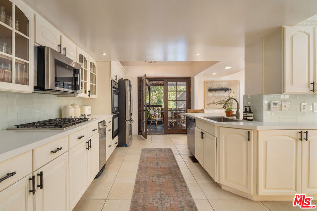 1508 N Beverly Glen Boulevard Property Photo 11