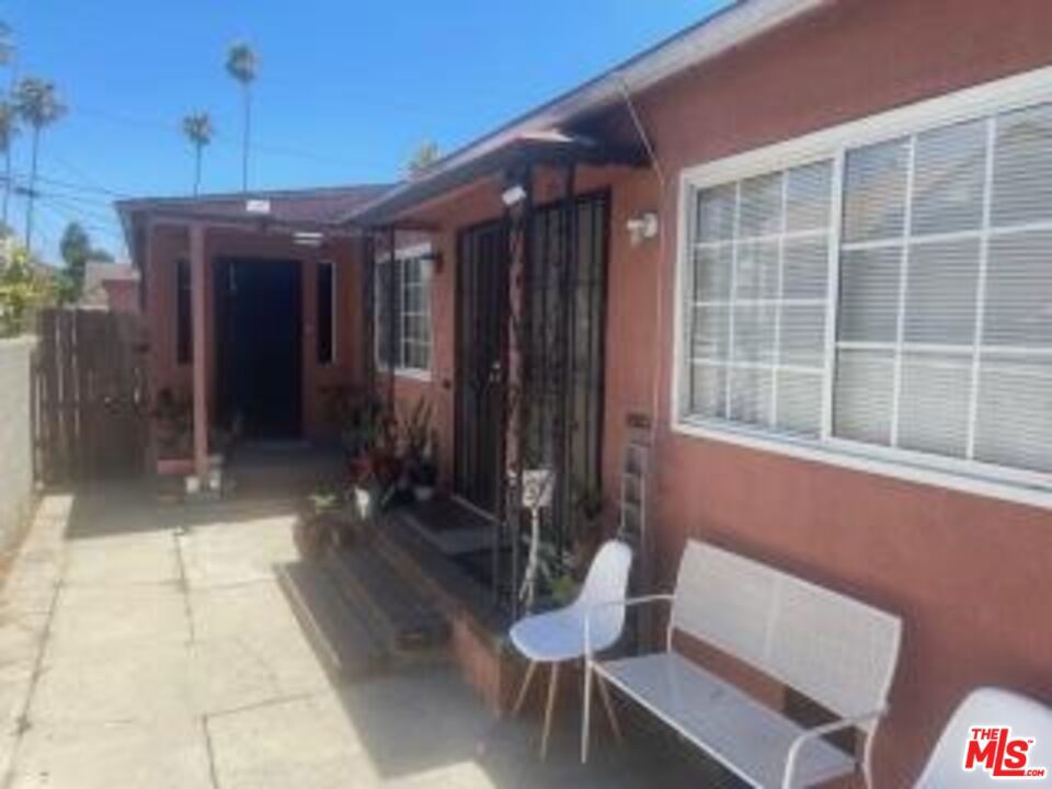 1502 S Redondo Boulevard Property Photo 2
