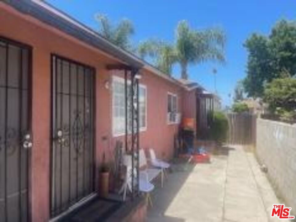 1502 S Redondo Boulevard Property Photo 3