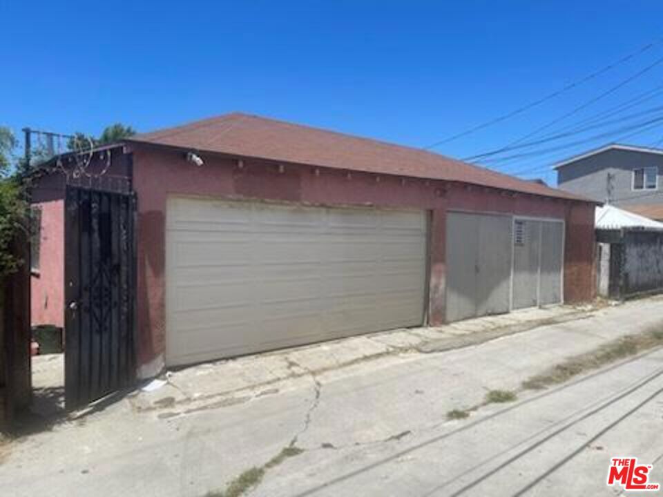 1502 S Redondo Boulevard Property Photo 6