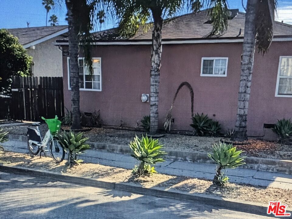1502 S Redondo Boulevard Property Photo 8