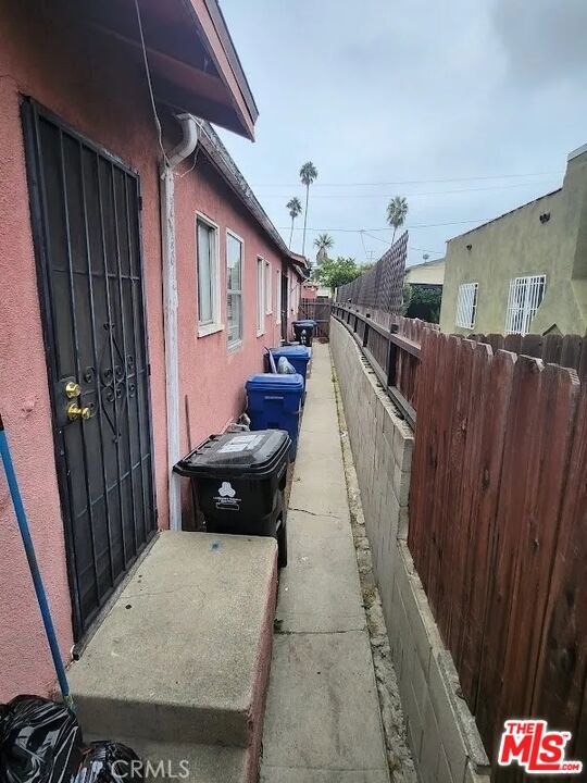 1502 S Redondo Boulevard Property Photo 12