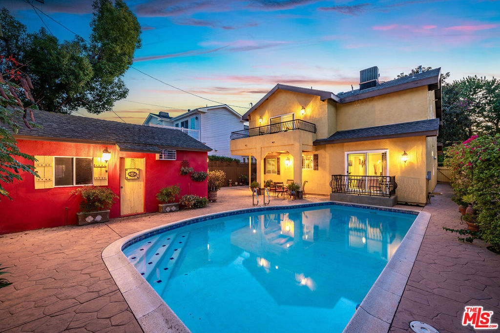 4262 Riverton Avenue Property Photo 3