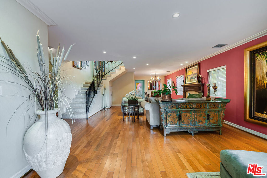 4262 Riverton Avenue Property Photo 5