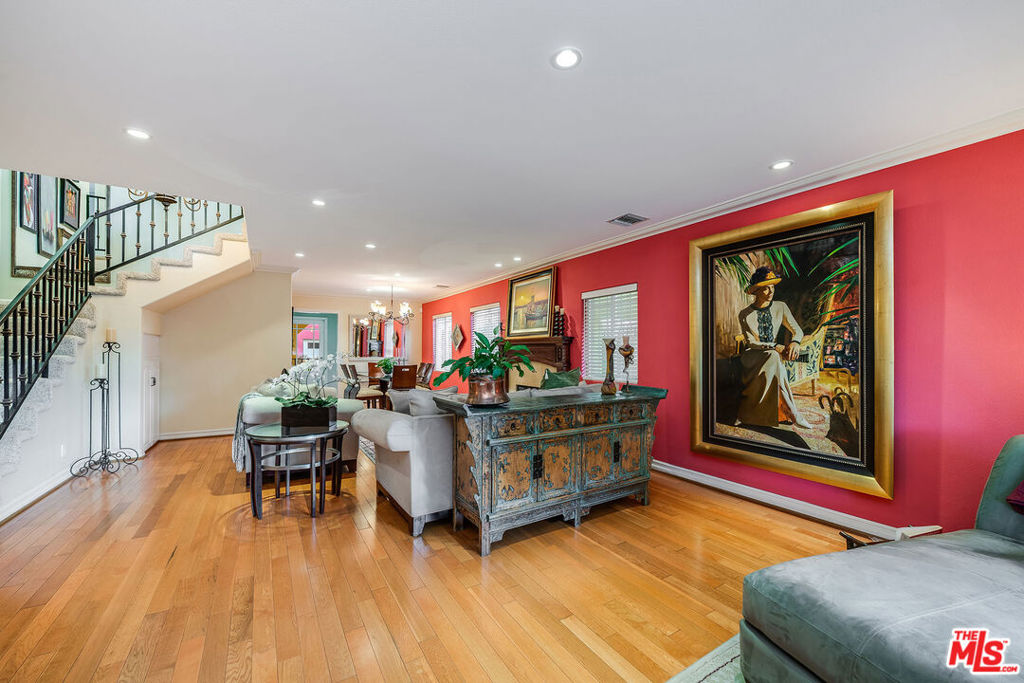 4262 Riverton Avenue Property Photo 6