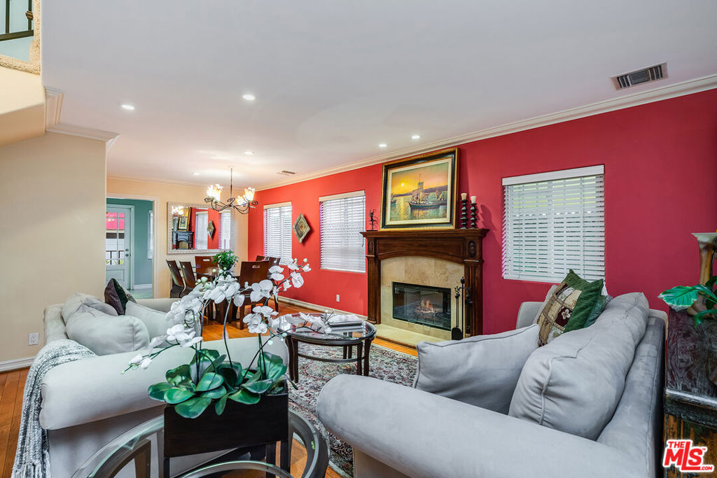 4262 Riverton Avenue Property Photo 8