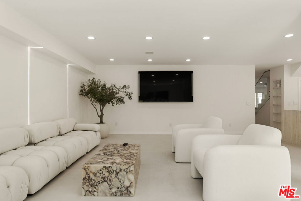 9432 Oakmore Road Property Photo 16
