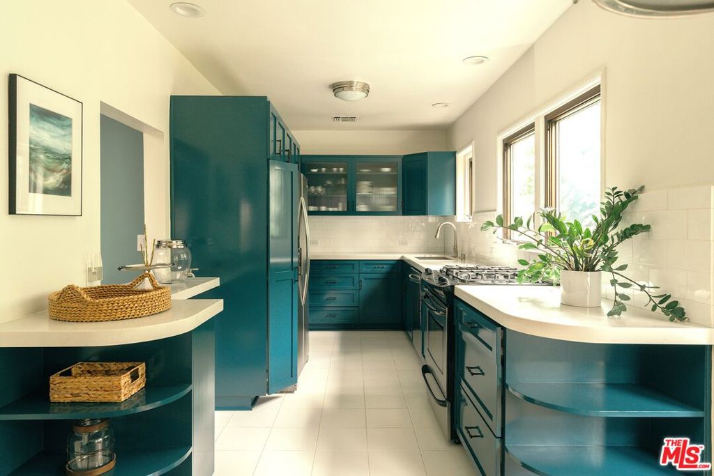 816 Hyperion Avenue Property Photo 12