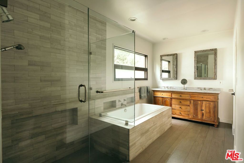 816 Hyperion Avenue Property Photo 17