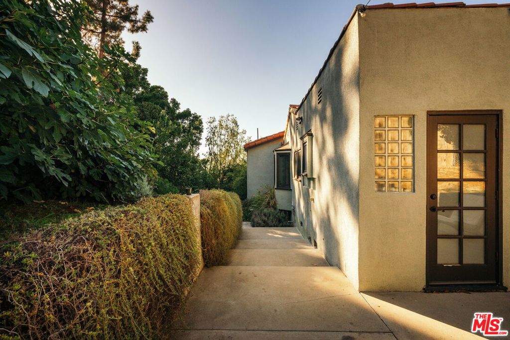 816 Hyperion Avenue Property Photo 24