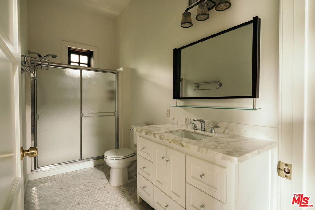 816 Hyperion Avenue Property Photo 31