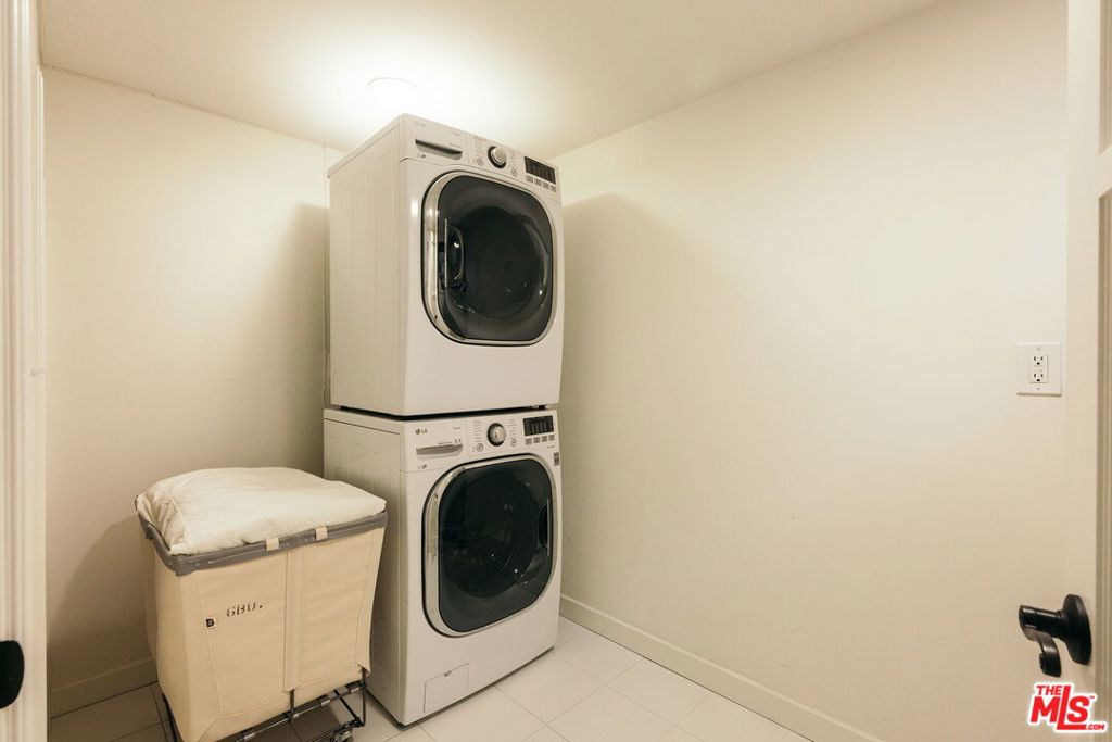 816 Hyperion Avenue Property Photo 34