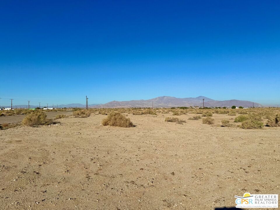 812 Salton Drive Property Photo 2