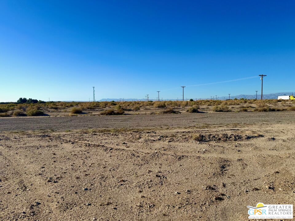 812 Salton Drive Property Photo 3