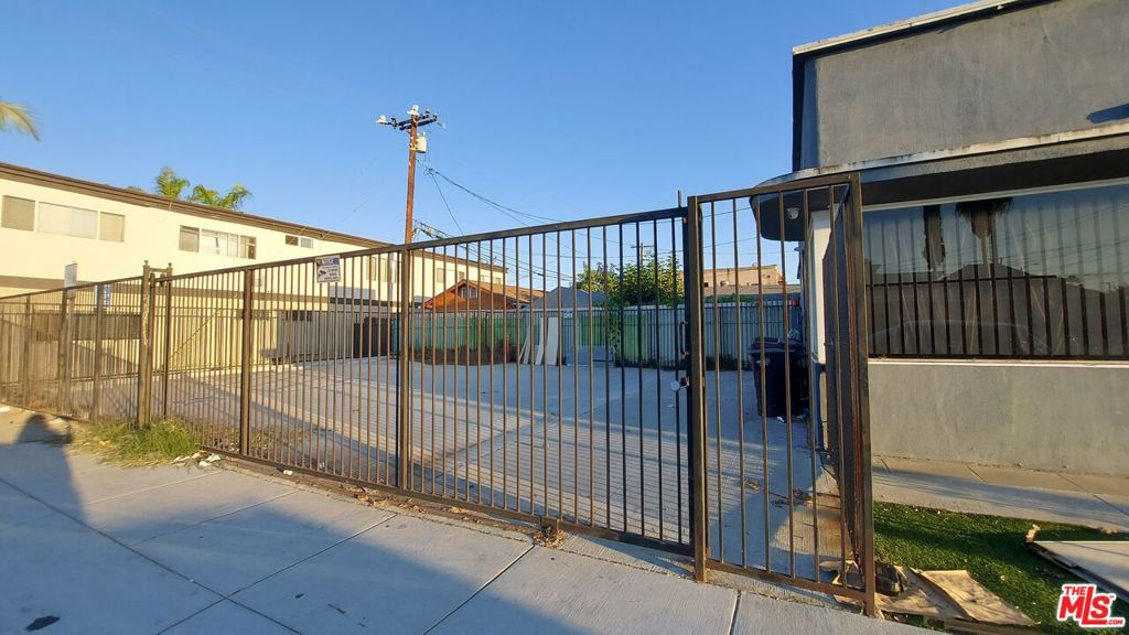 800 E South Street Property Photo 4