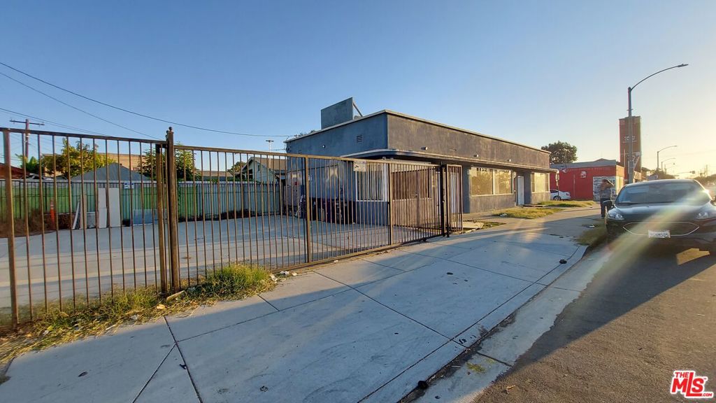 800 E South Street Property Photo 5
