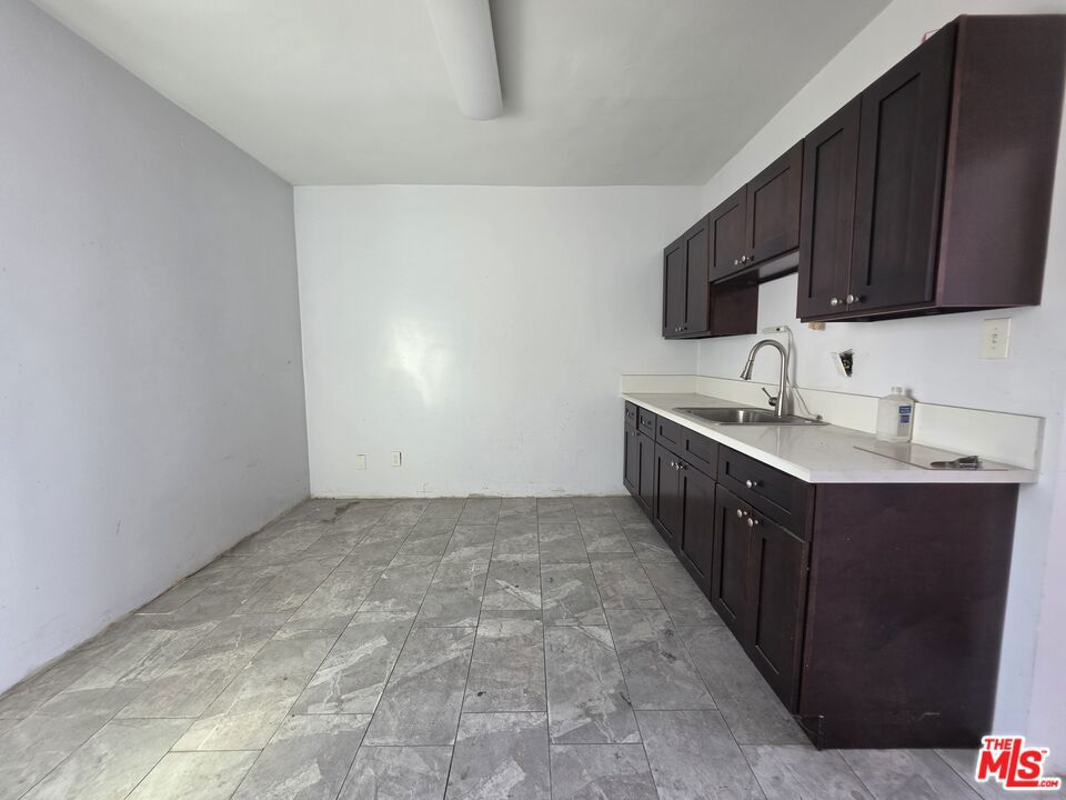 800 E South Street Property Photo 7