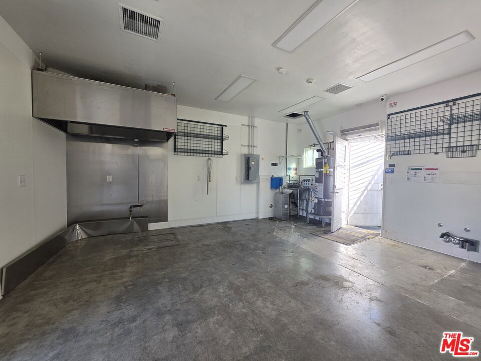800 E South Street Property Photo 10
