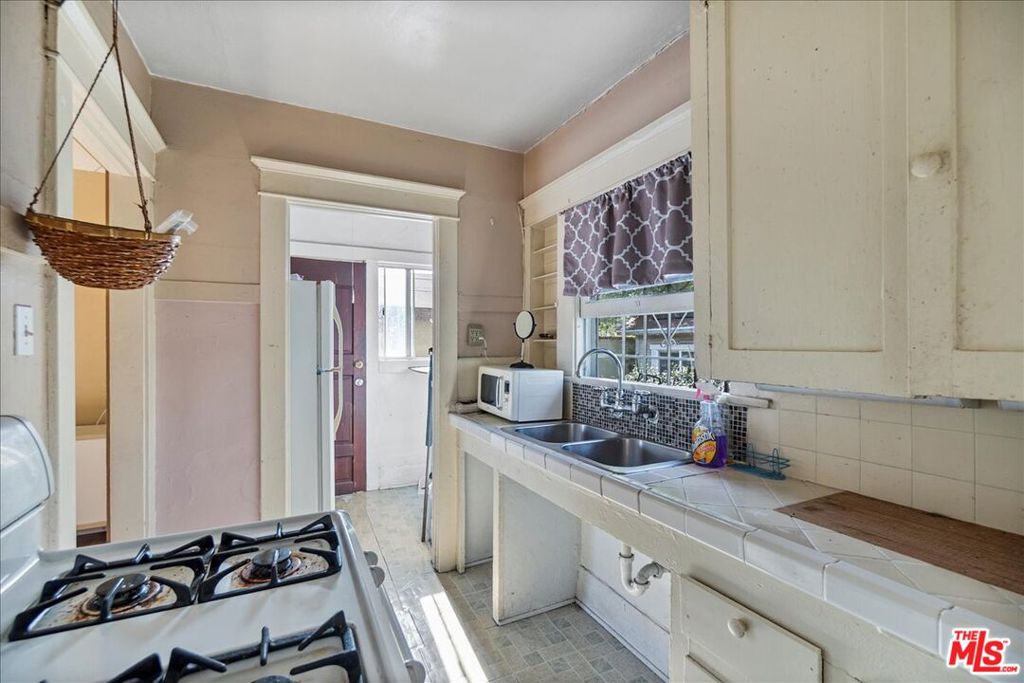 741 N Harvard Boulevard Property Photo 15