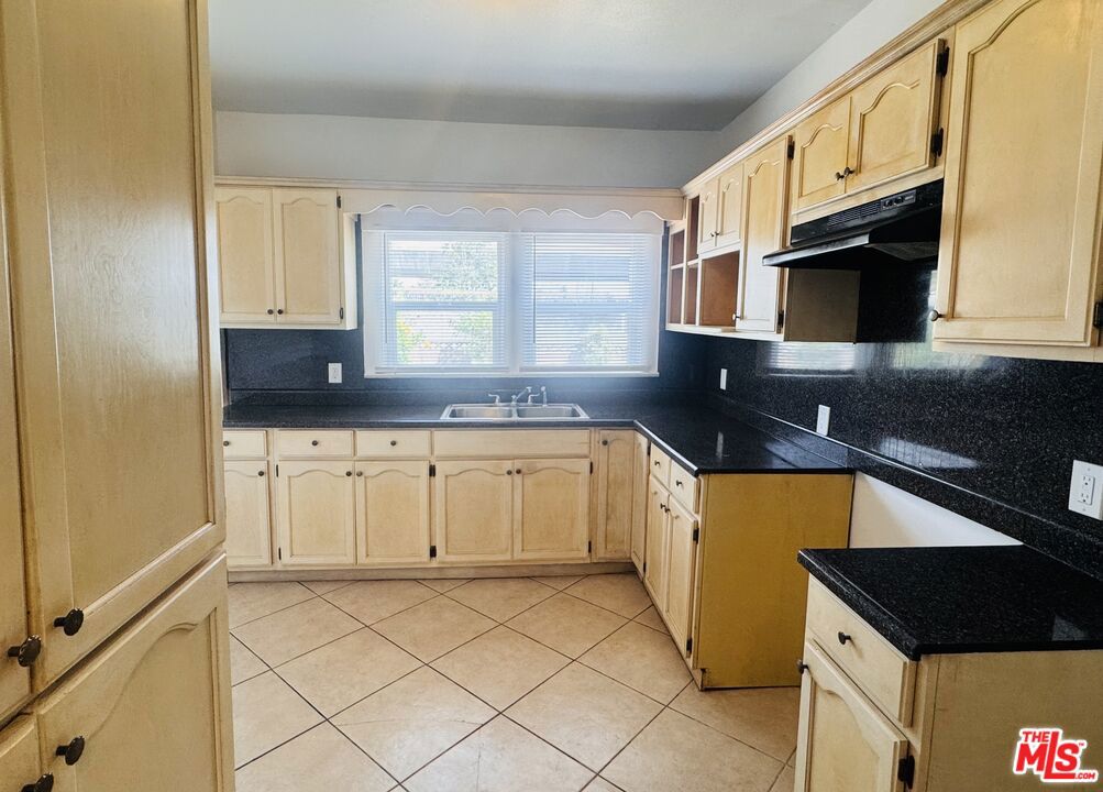 417 W 52nd Place Property Photo 6