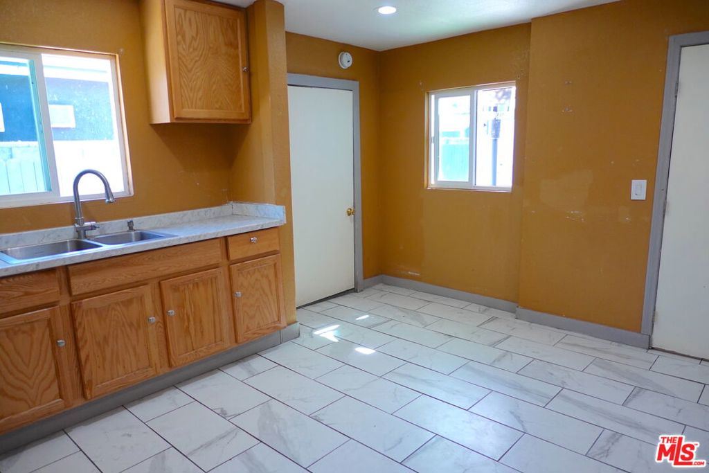 1150 E 80th Street Property Photo 7