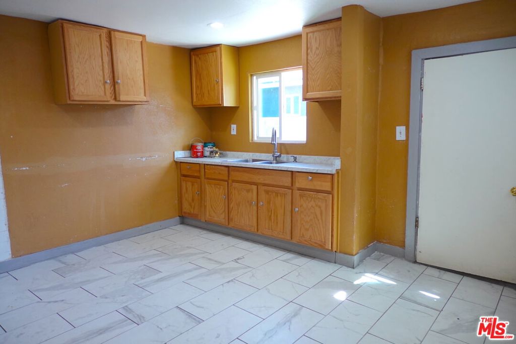 1150 E 80th Street Property Photo 8