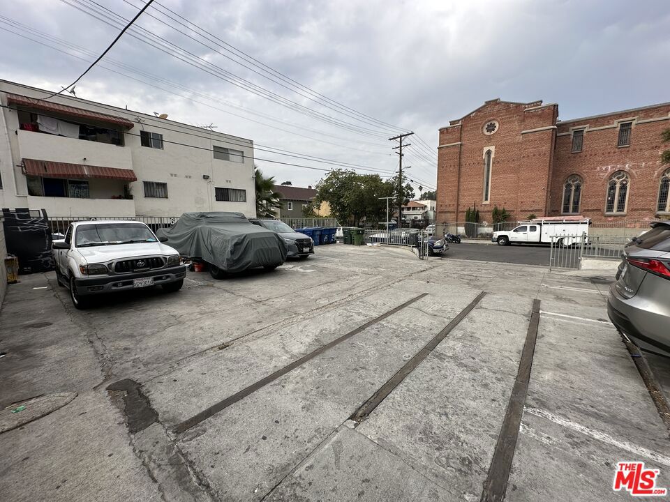 2300 W 12th Street Property Photo 7