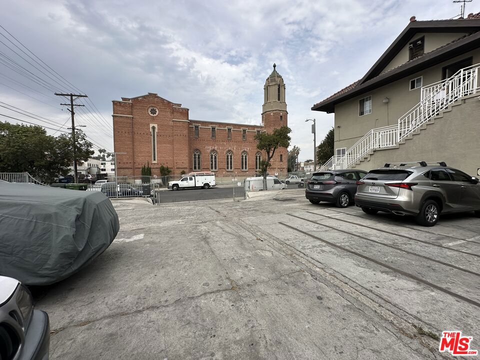 2300 W 12th Street Property Photo 8