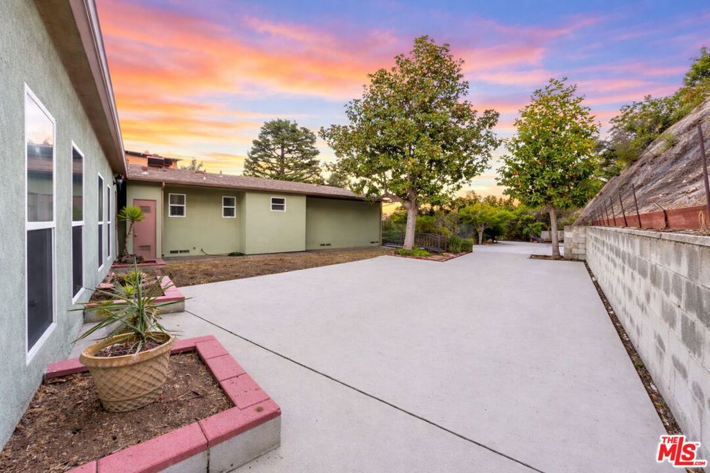 7230 Outpost Cove Drive Property Photo 12