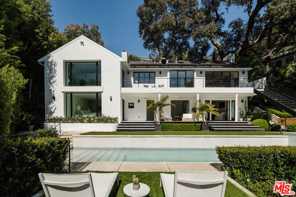 1558 Sunset Plaza Drive Property Photo 1