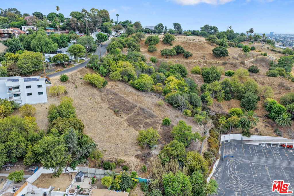 3758 Roberta Property Photo 4