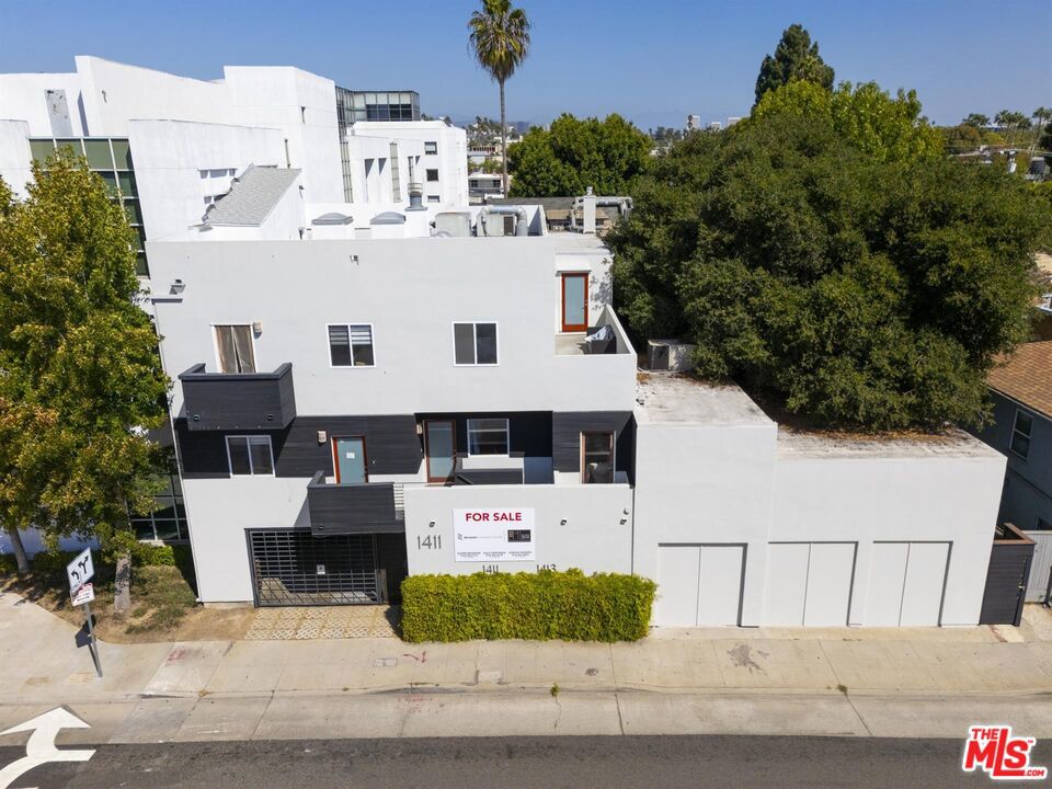 1411 Cloverfield Boulevard Property Photo 3