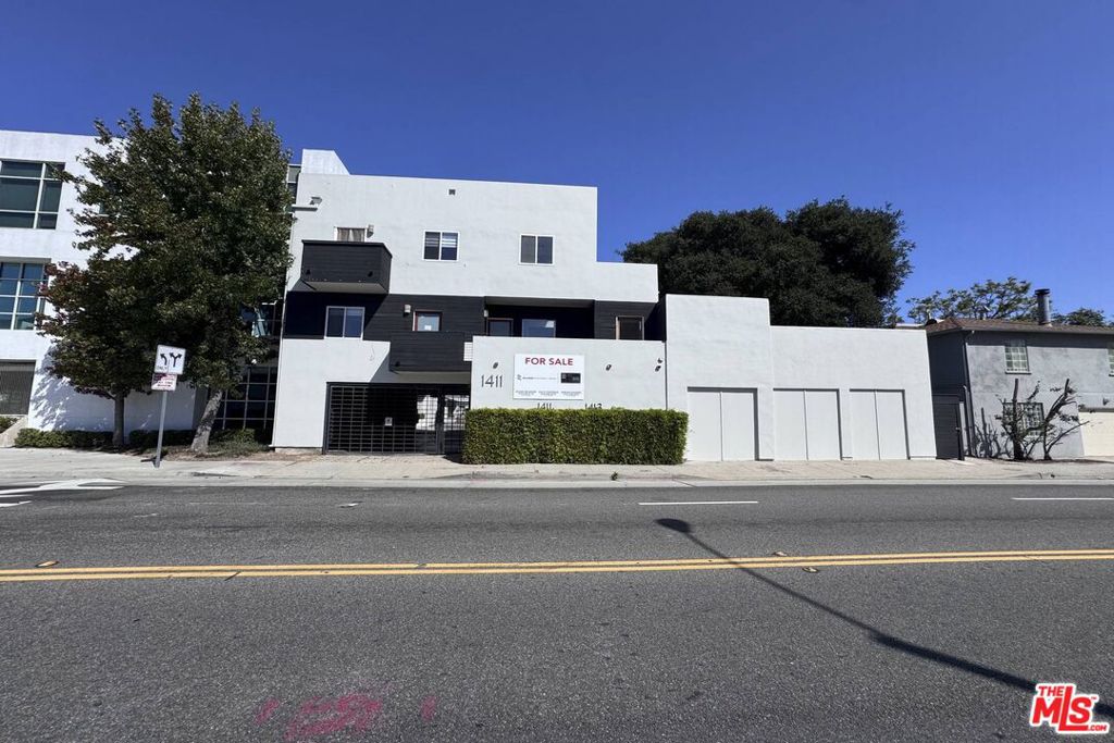 1411 Cloverfield Boulevard Property Photo 5