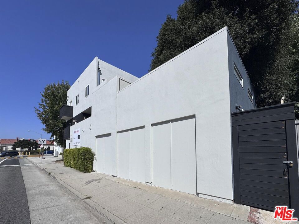 1411 Cloverfield Boulevard Property Photo 7