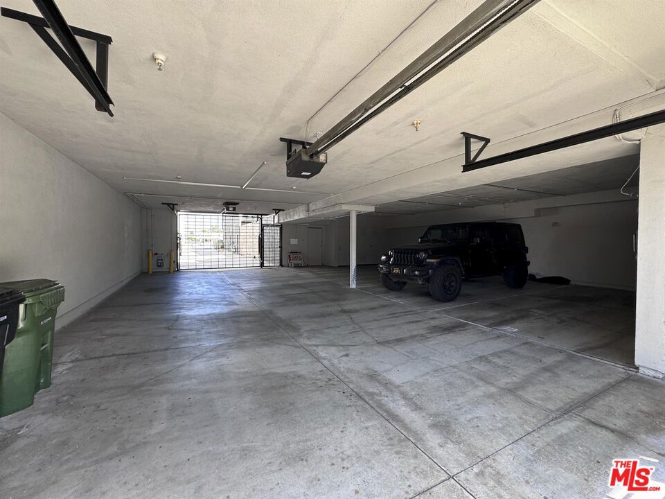 1411 Cloverfield Boulevard Property Photo 8